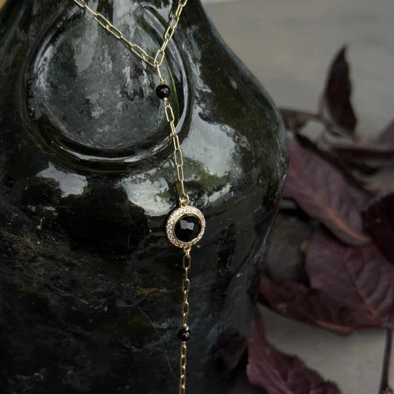 Cadena de mano de ónix negro