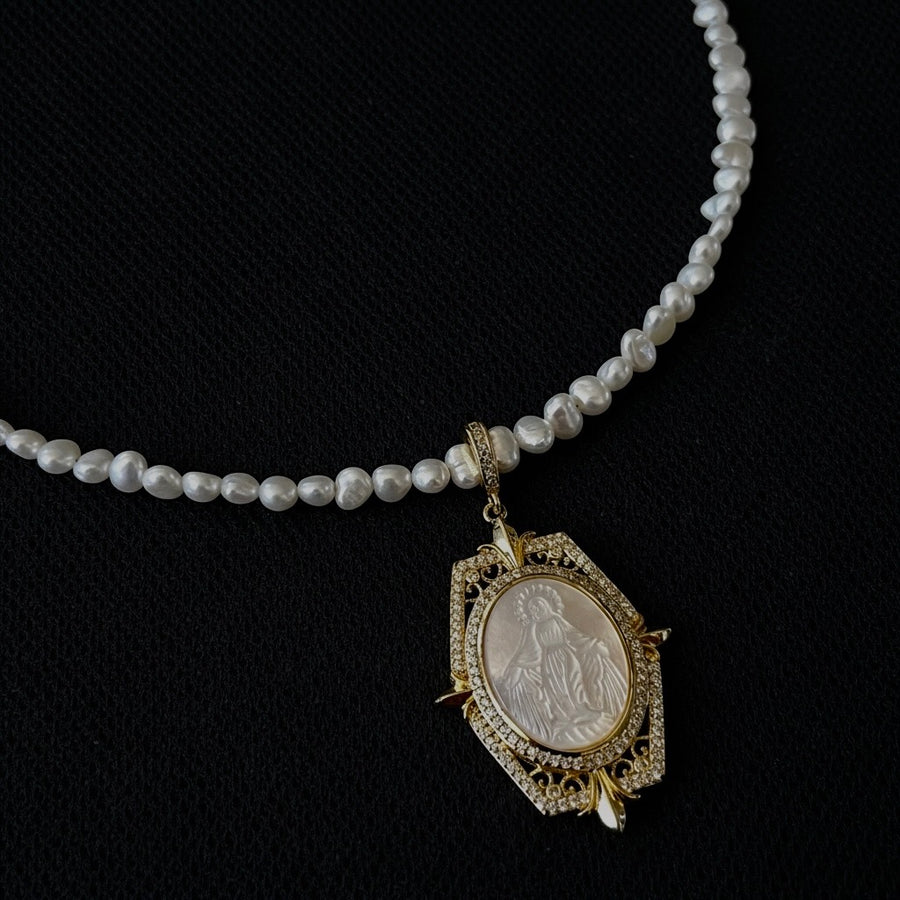 Collar de perlas con colgante Guadalupe Apollina
