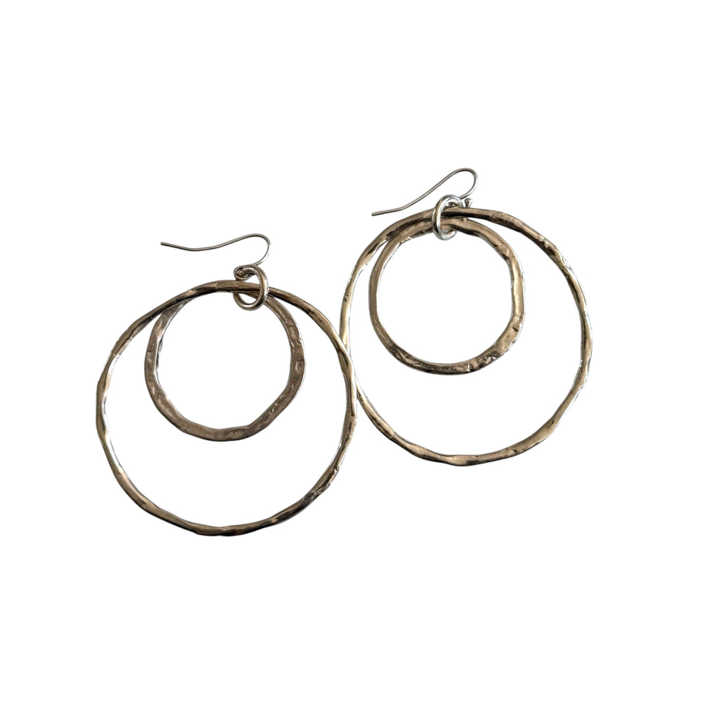 Pendientes martillados Clement de doble aro plateado
