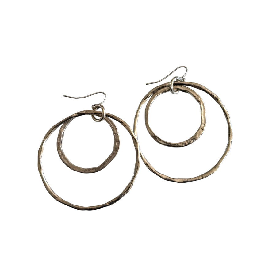 Pendientes martillados Clement de doble aro plateado