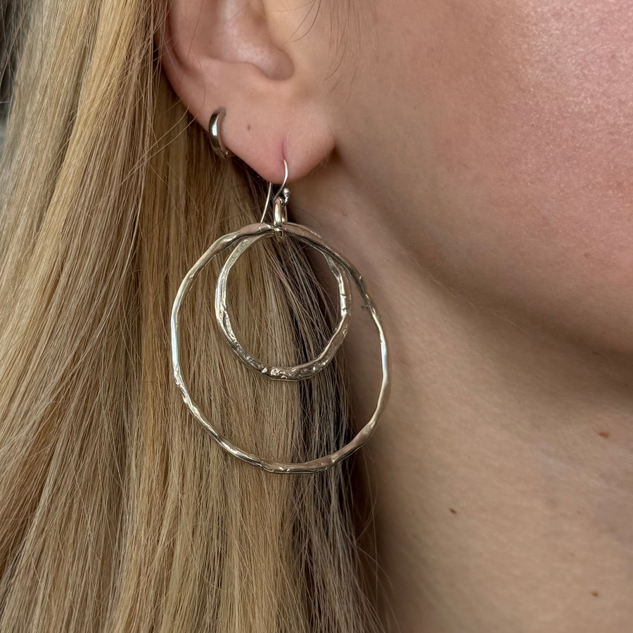 Pendientes martillados Clement de doble aro plateado