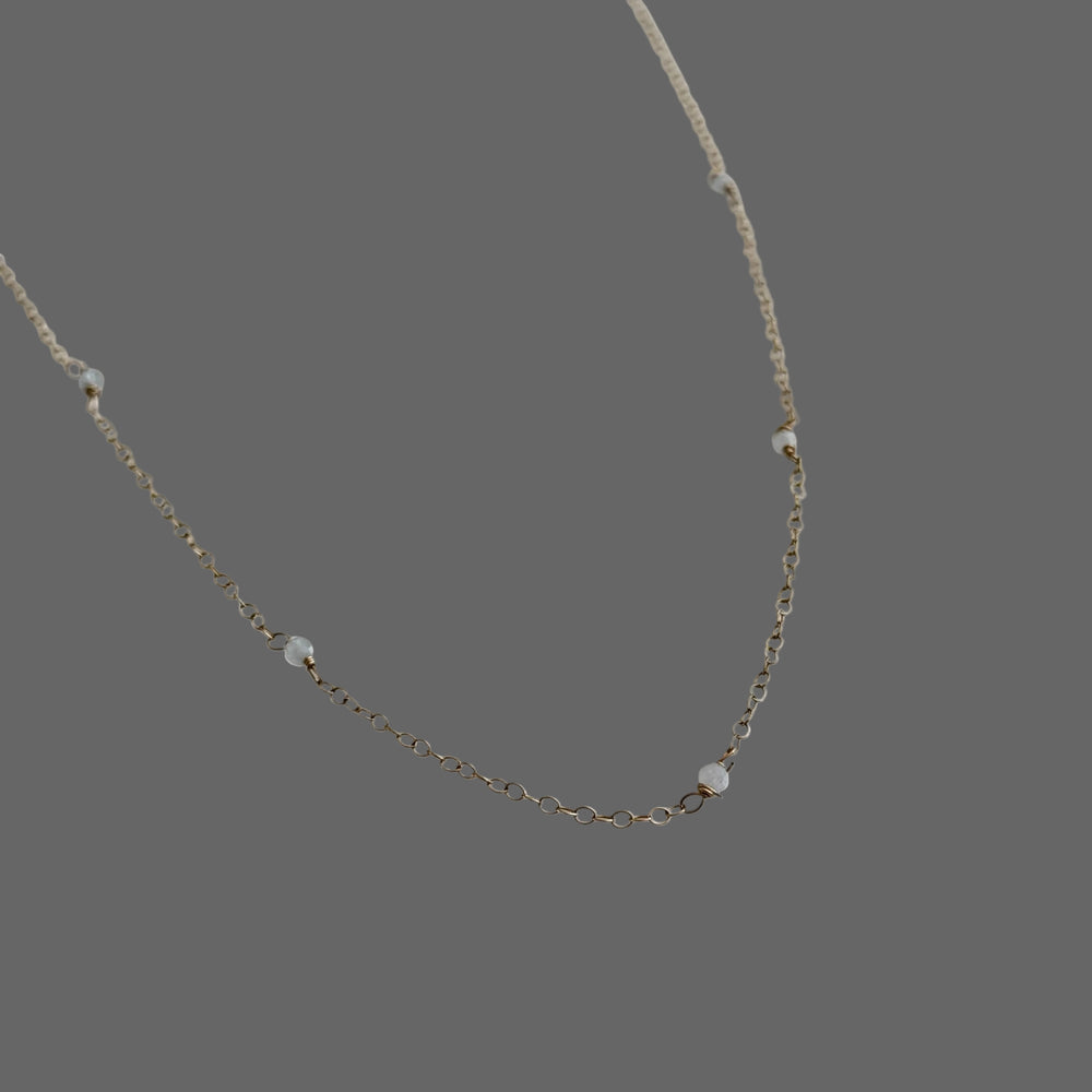Collar de piedra lunar Dainty Constantine