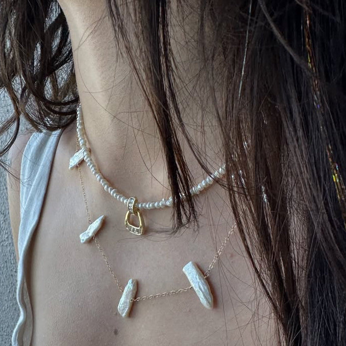 Collar Elle con cadena de perlas