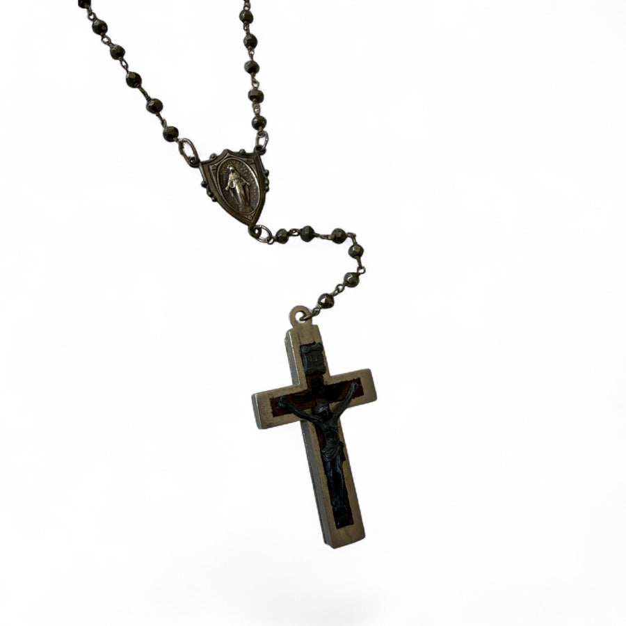 Collar con crucifijo alambrado de Henry