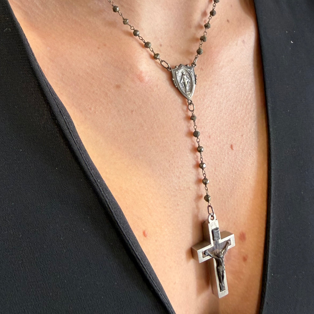Collier crucifix en fil de fer torsadé de Henry