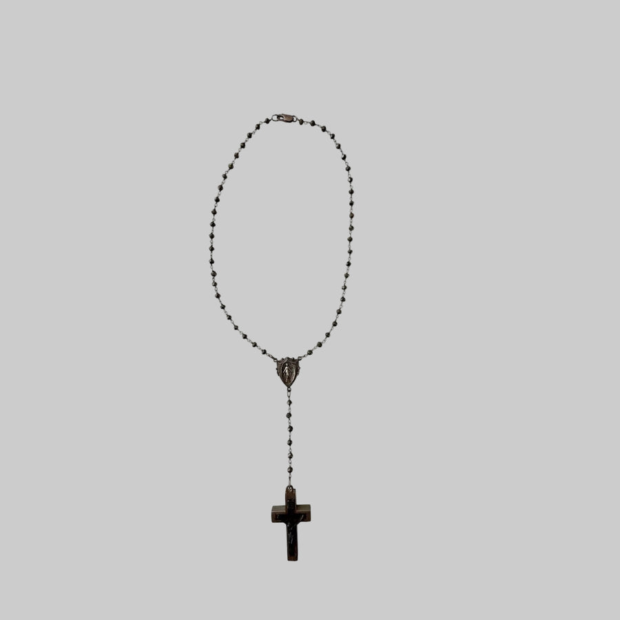 Collar con crucifijo alambrado de Henry