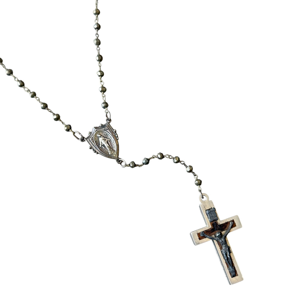 Collier crucifix en fil de fer torsadé de Henry