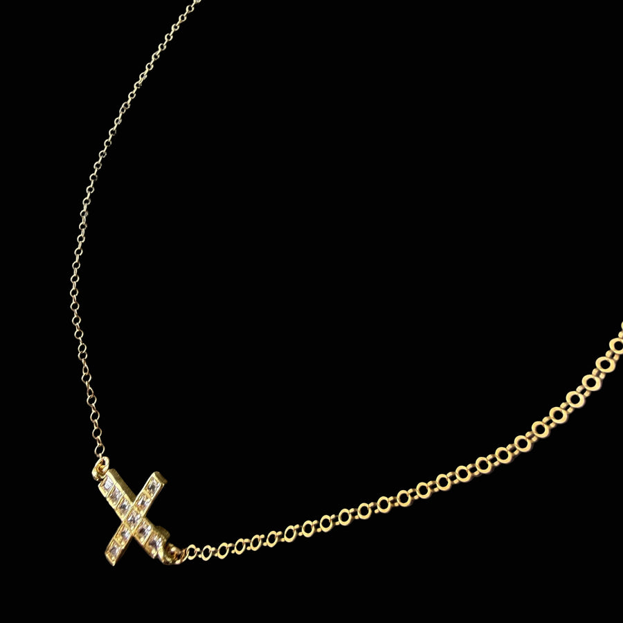 Collar Iris de oro con cruz de circonitas cúbicas
