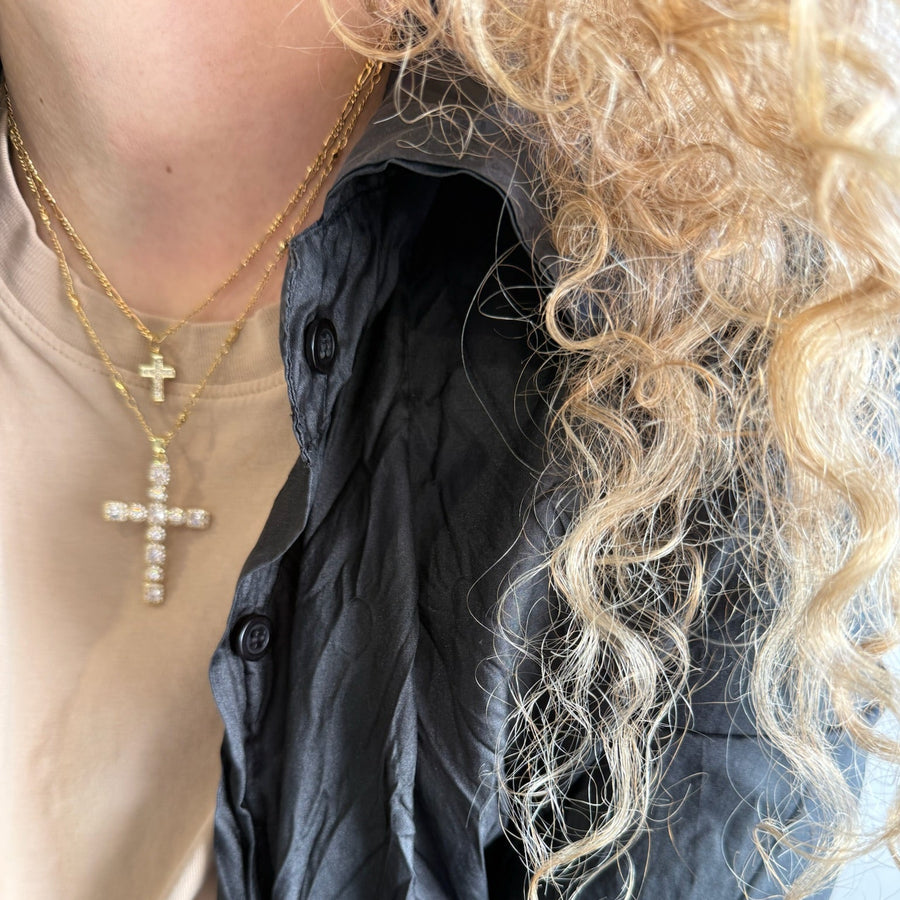 Collar con colgante de cruz de circonitas cúbicas mini Dorothy