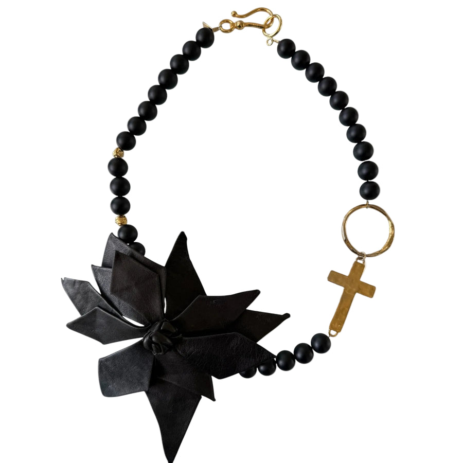 Collar Rosalia de ónix negro y flor de cuero