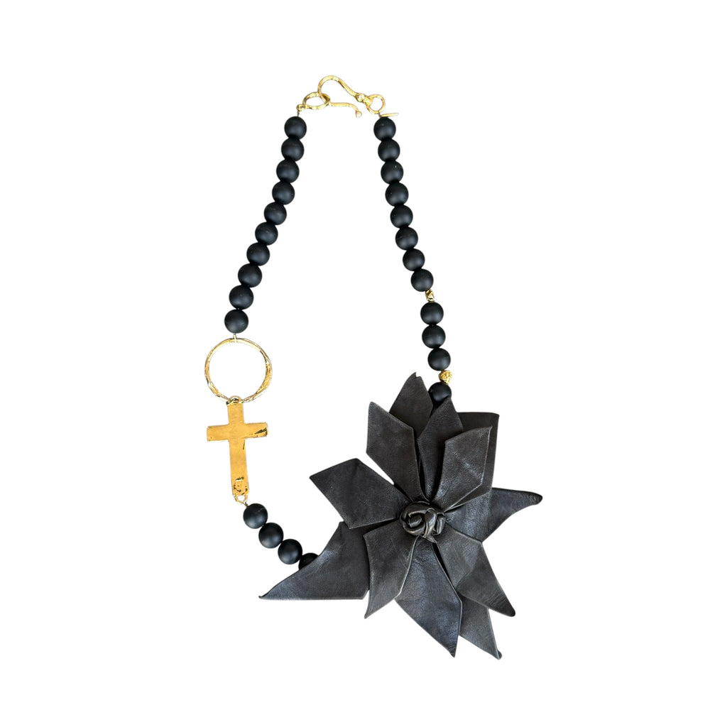 Collar Rosalia de ónix negro y flor de cuero