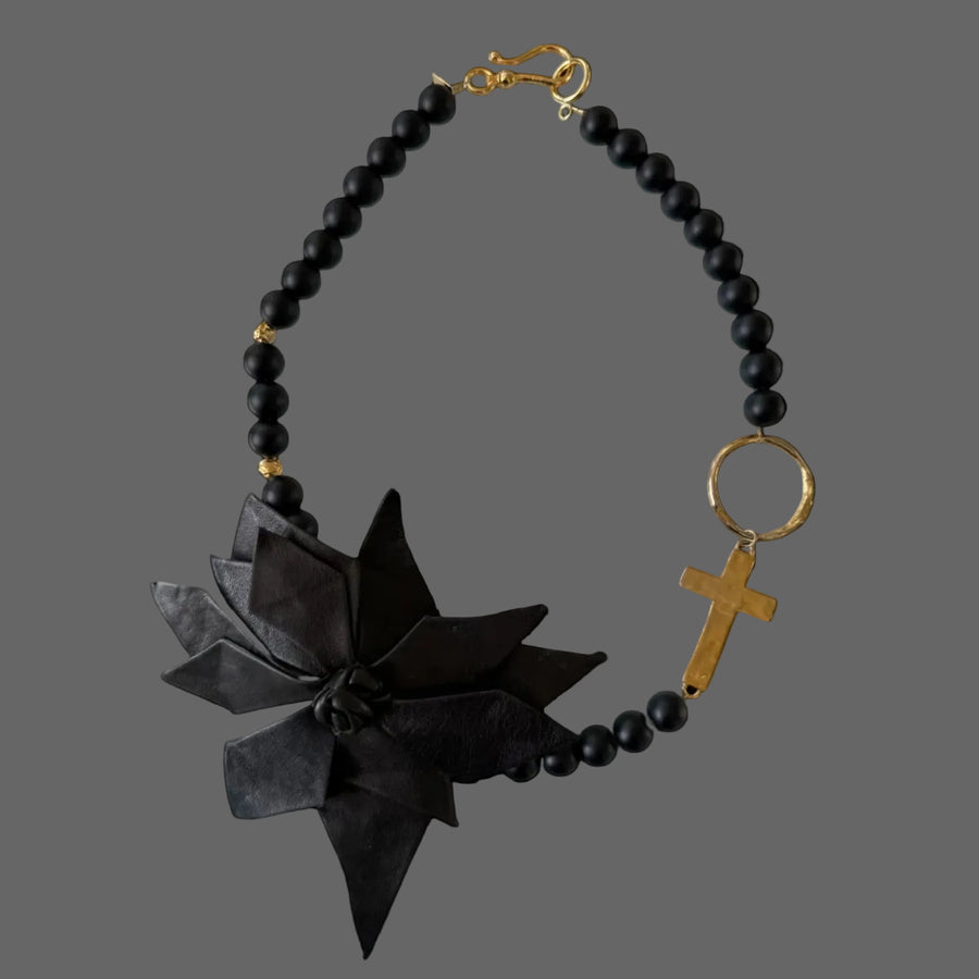 Collar Rosalia de ónix negro y flor de cuero