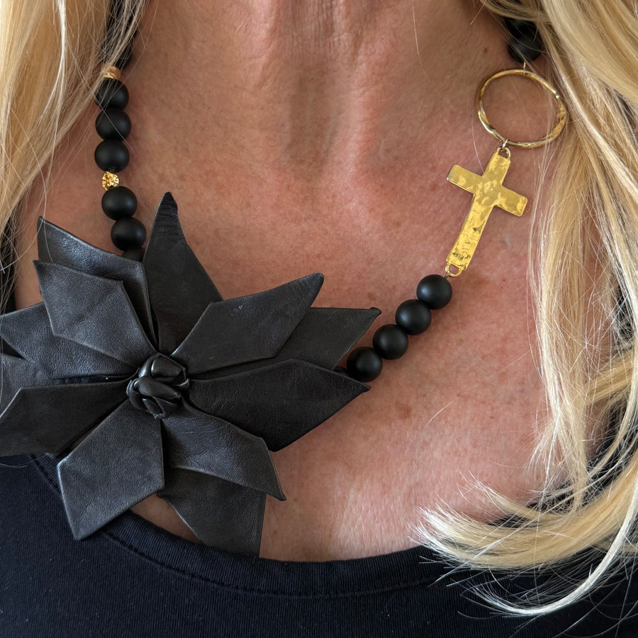 Collar Rosalia de ónix negro y flor de cuero