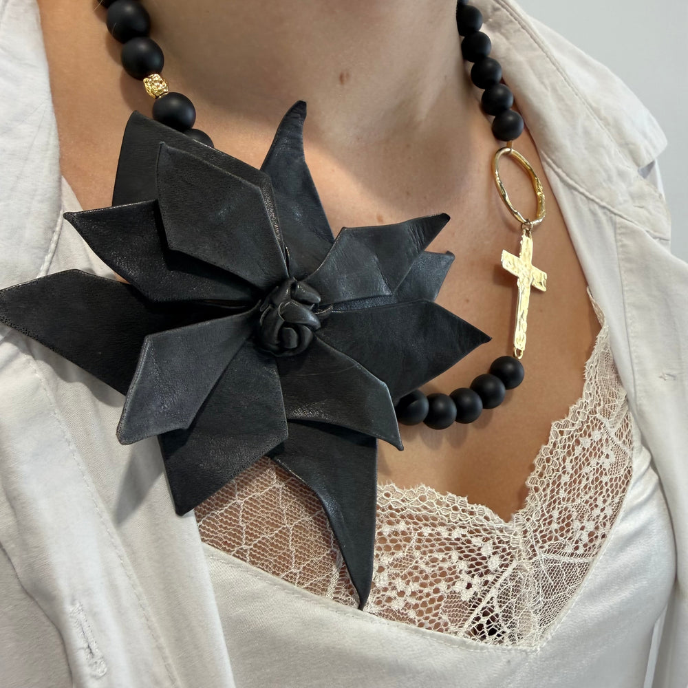 Collar Rosalia de ónix negro y flor de cuero