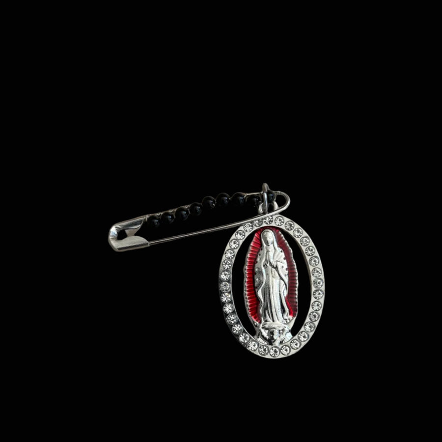Pin de Guadalupe de ónix negro y circonita cúbica roja de plata