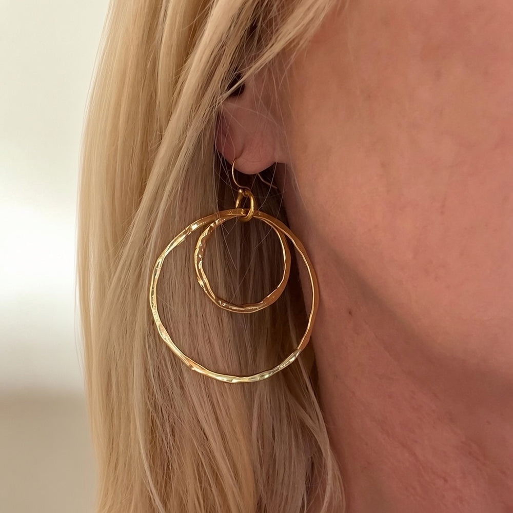 Pendientes martillados Clement de doble aro plateado